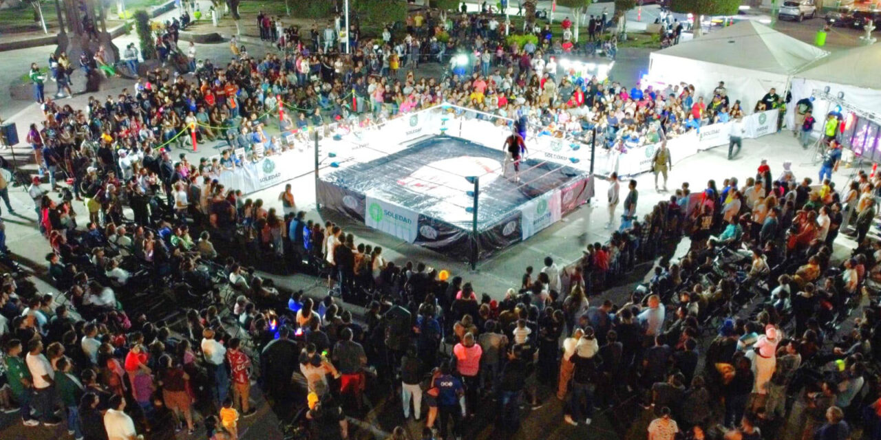 Espectacular función de lucha libre en Soledad, reunió a cientos de familias
