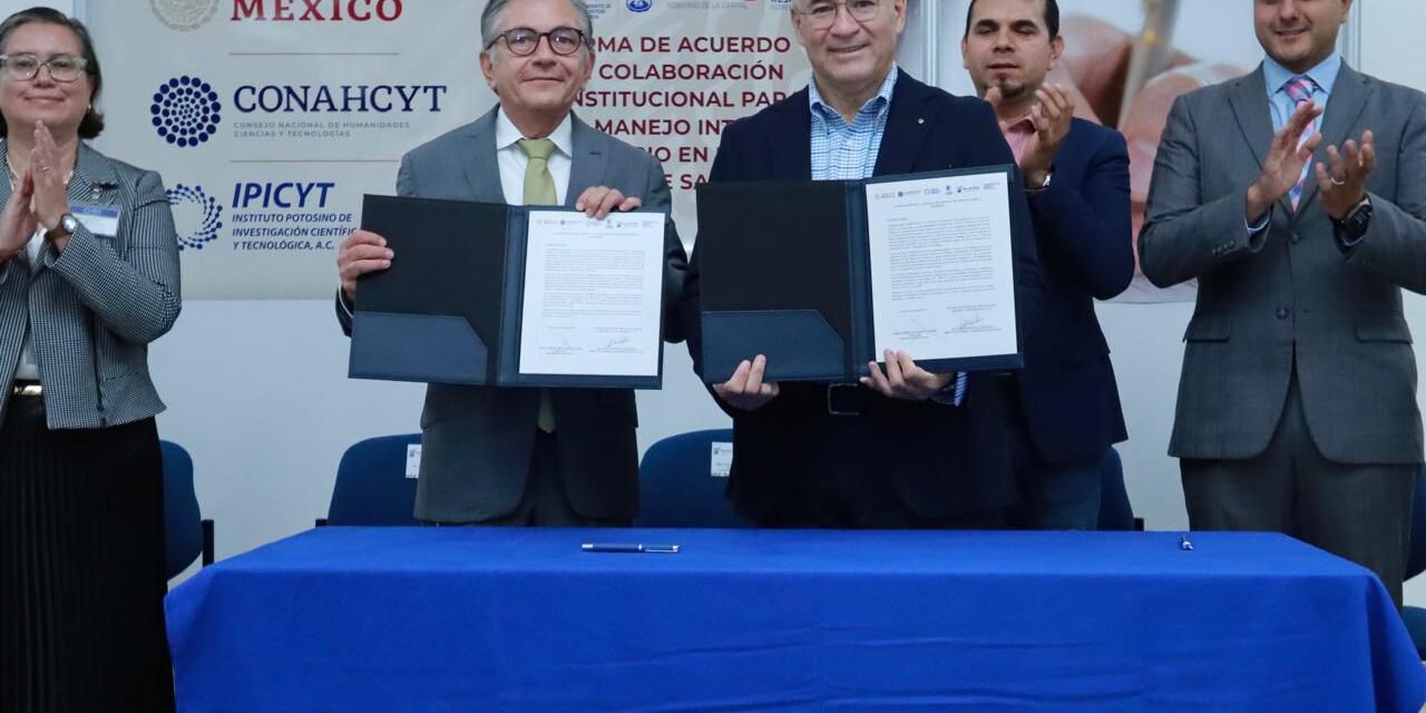 Alcalde Galindo firma acuerdo con Ipicyt para poner solución al lirio en la Presa San José