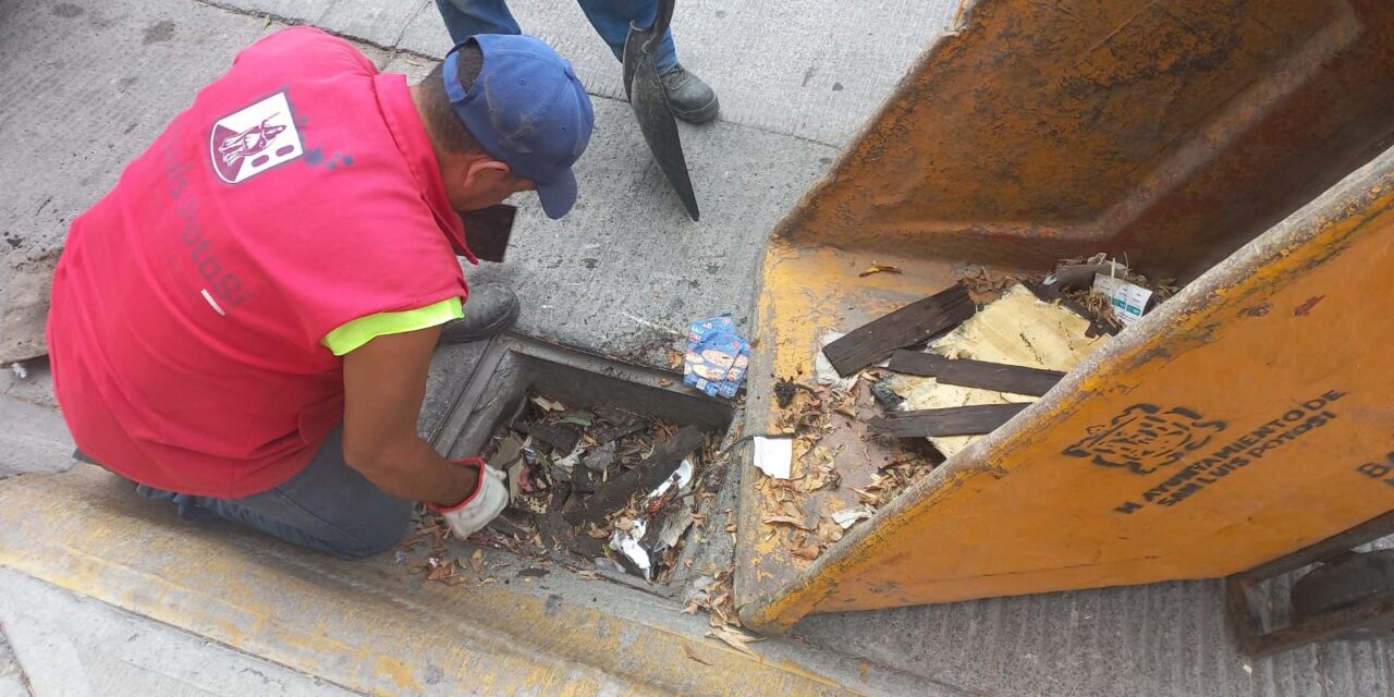 Ayuntamiento Capitalino retira excedentes de basura abandonada en la vía pública