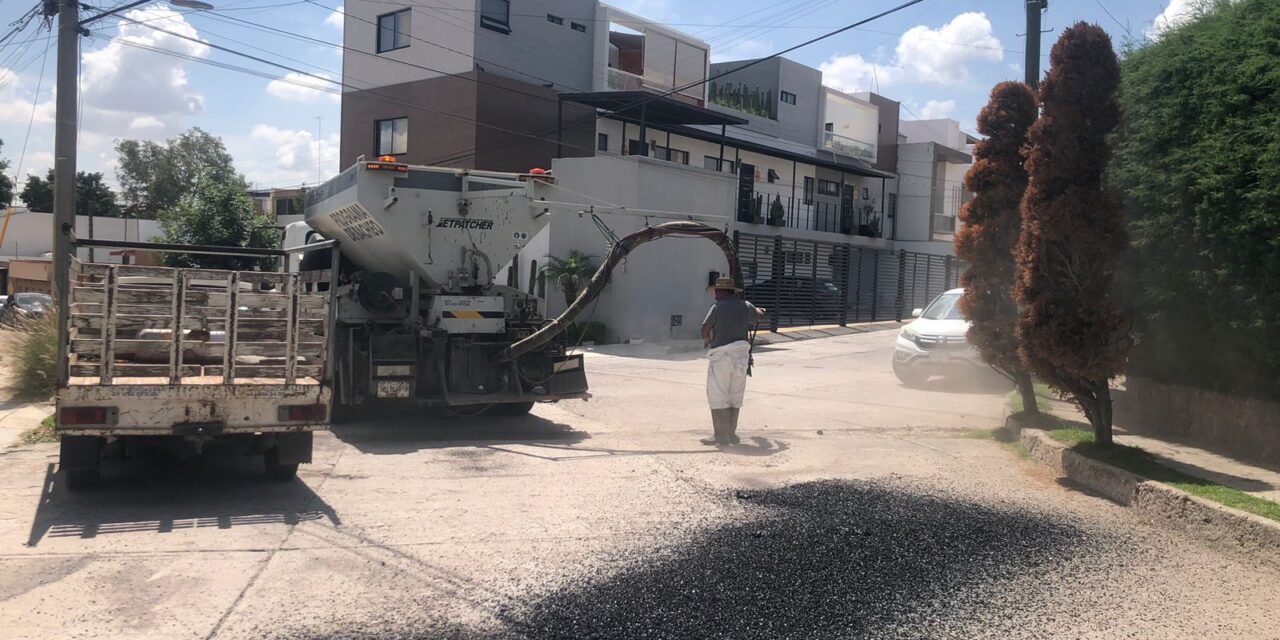 Gobierno Municipal avanza en atención a las calles y avenidas, con trabajos de bacheo emergente