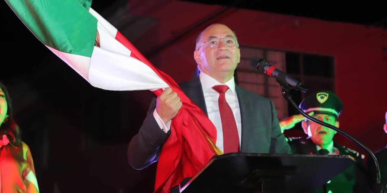 El Alcalde Enrique Galindo encabezó el Grito de Independencia en el Jardín de Morales