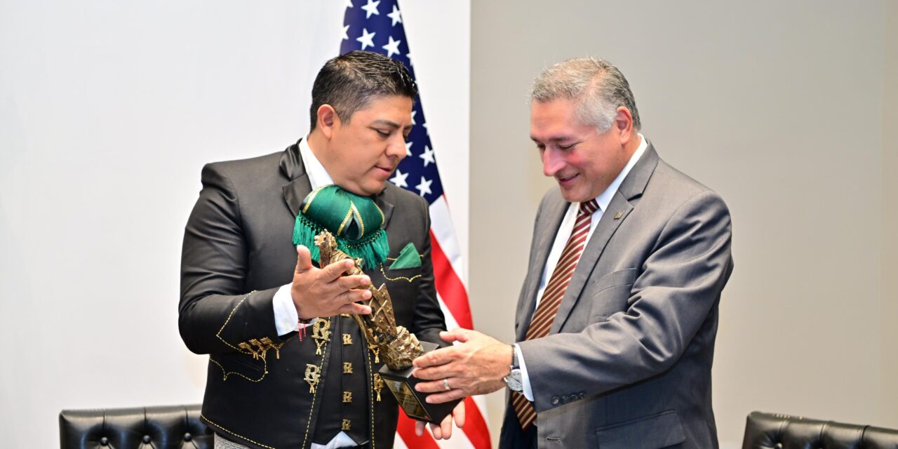 Ricardo Gallardo y autoridades de McAllen firman convenio