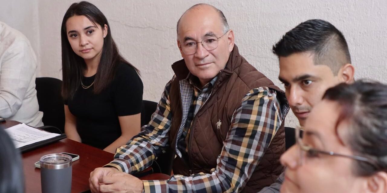 Alcalde Enrique Galindo presencia arranque formal de entrega-recepción de Villa de Pozos