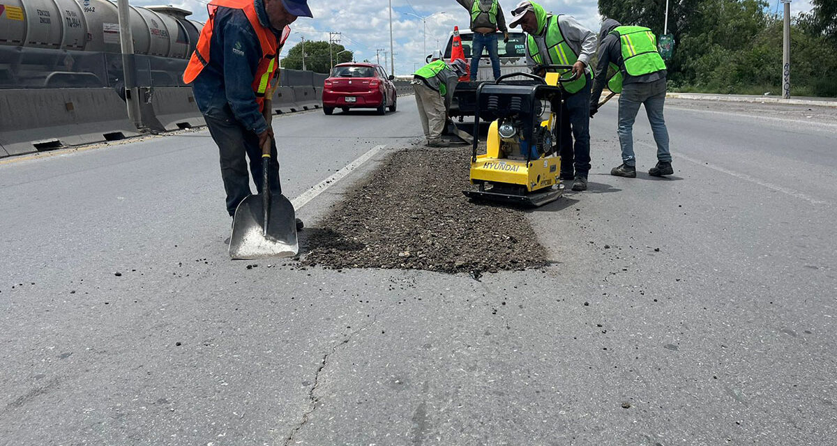 Gobierno estatal realiza bacheo y mantenimiento en circuito potosí