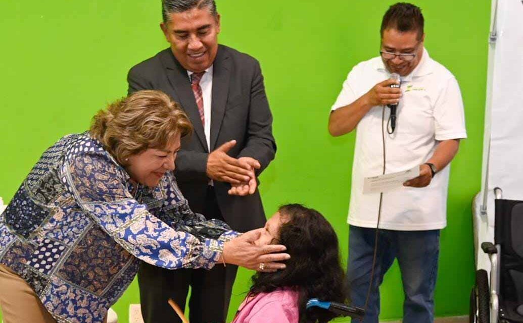 Gobierno soledense entrega becas y equipo ortopédico a cientos de personas con discapacidad