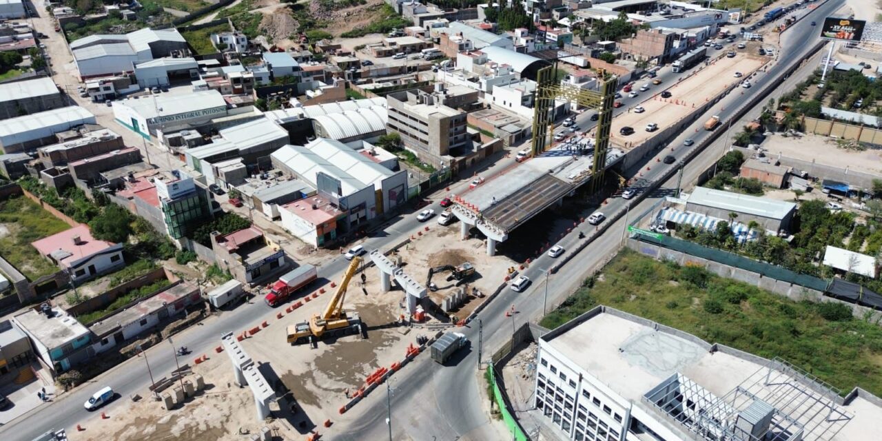 Continúa montaje de trabes en proyecto de puente Coronel Romero