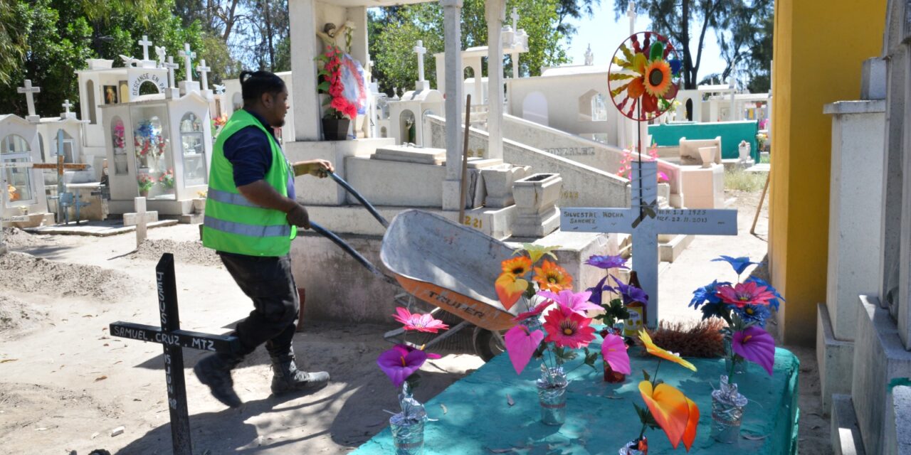 Ayuntamiento de Soledad se prepara para Día de Muertos con limpieza de panteones municipales