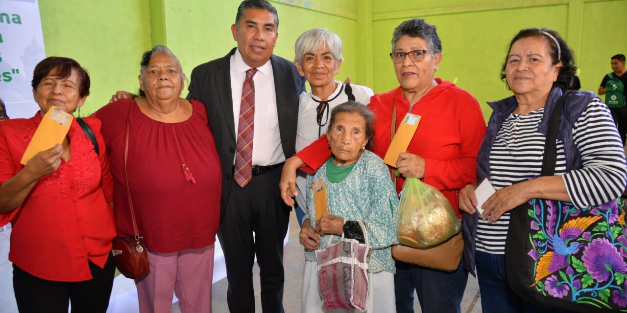 Adultos mayores agradecen y reconocen cercanía del alcalde Navarro Muñiz