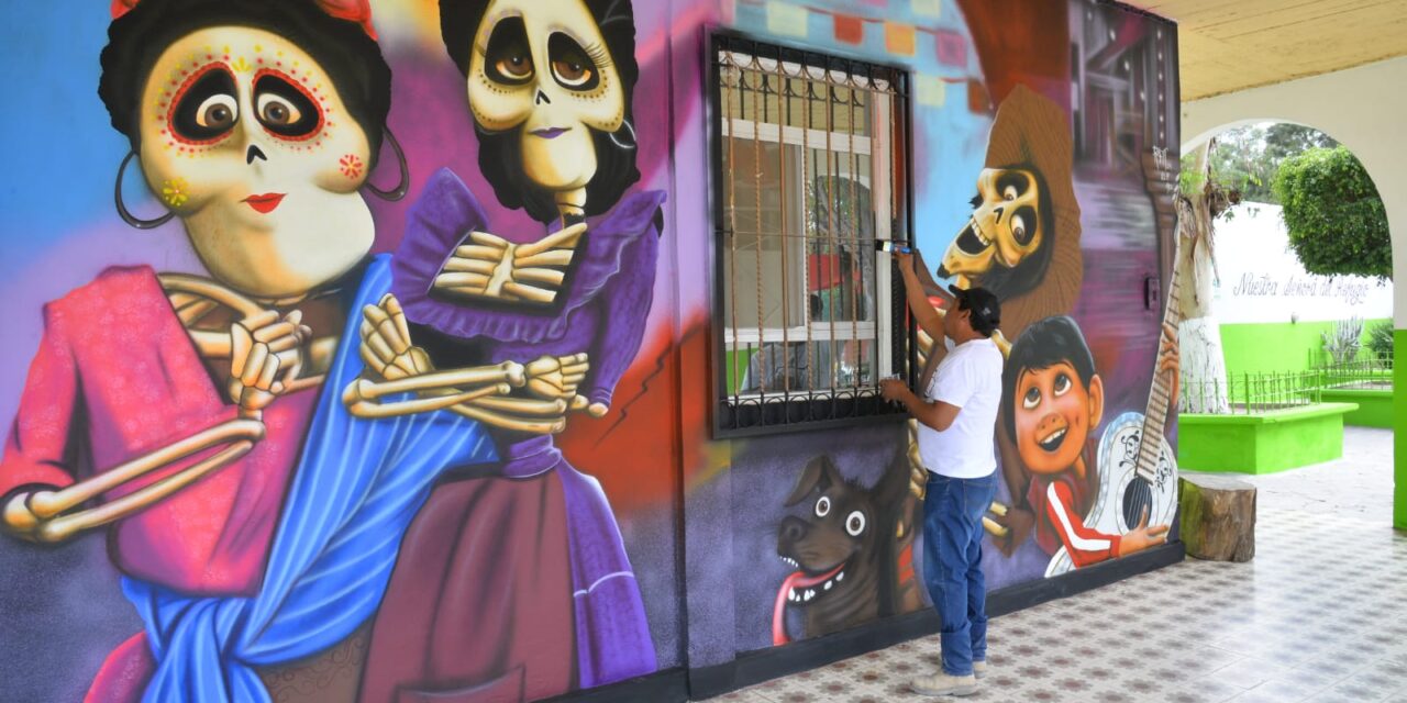 Gobierno de Soledad renueva panteones municipales con murales artísticos, por Día de Muertos