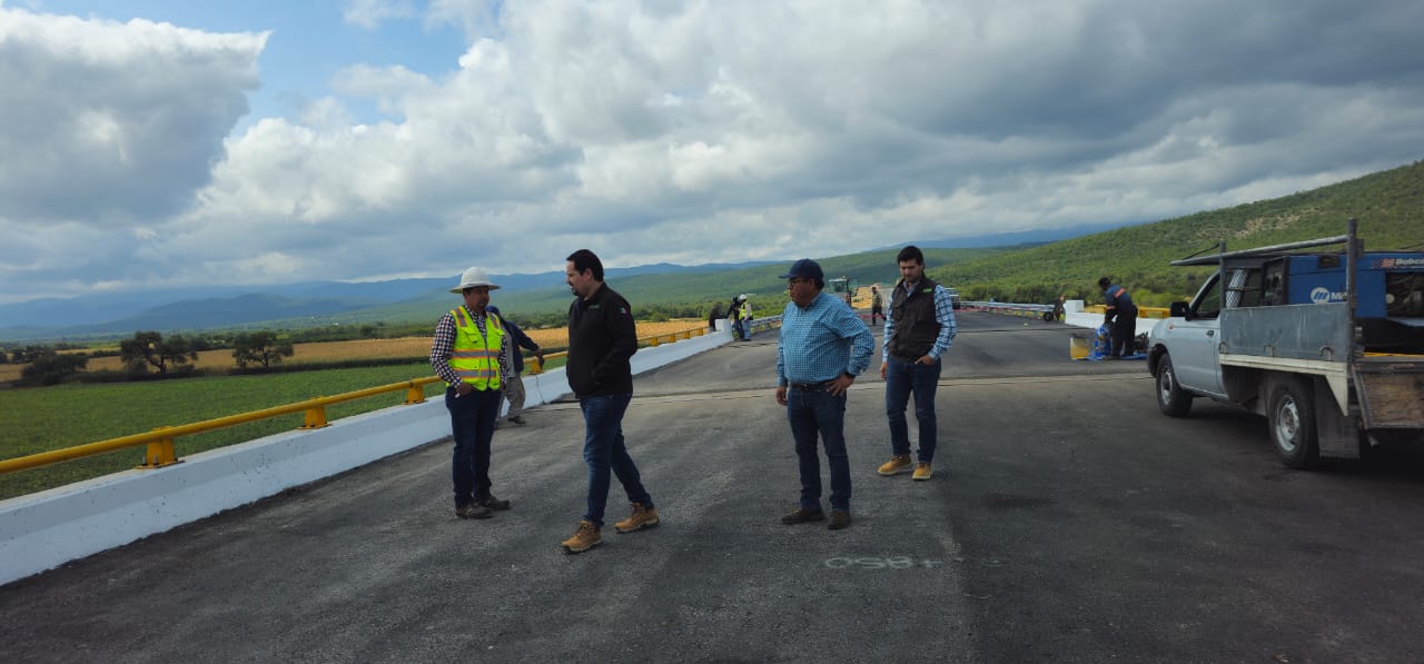 JEC supervisa últimos detalles de puentes en la autopista Cerritos-Tula