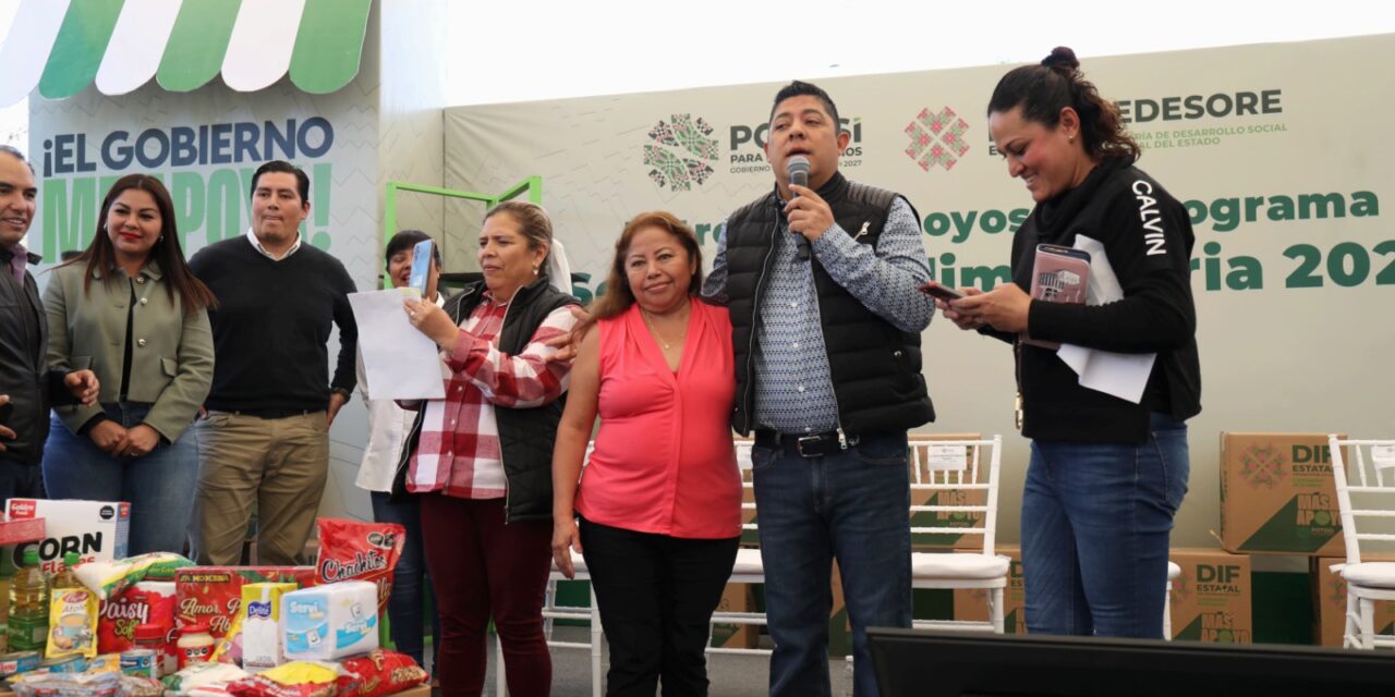 Ricardo Gallardo lleva más apoyo a las familias de la capital con paquetes alimentarios