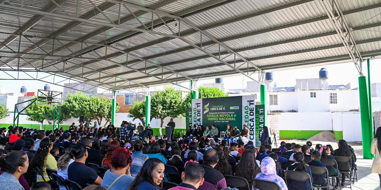 Juan Manuel Navarro entrega techado y anuncia rehabilitación de primaria en colonia San José