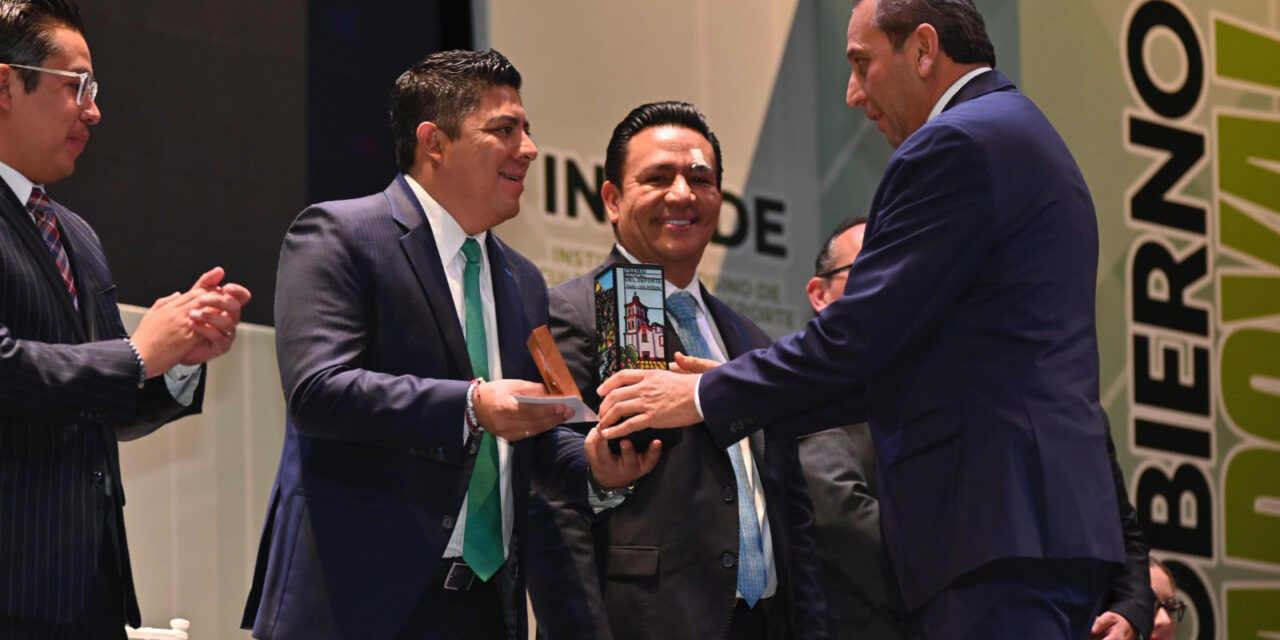 Ricardo Gallardo entrega Premios Culturales y Deportivos 20 de noviembre