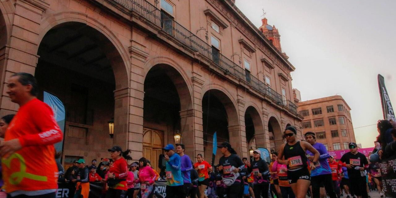 Iván Maya ganó dramáticamente el Medio Maratón La Capital del Deporte 2024; Gesabwa Risper Biyaki, triunfadora femenil