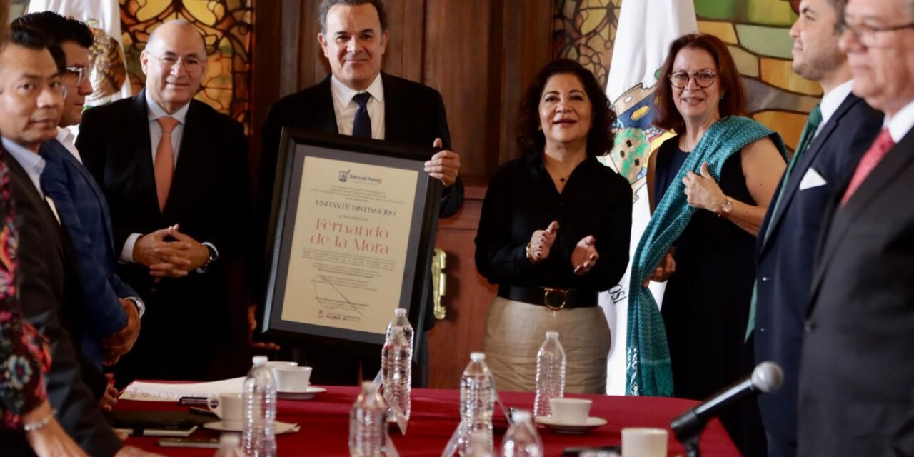 Cabildo conmemora Aniversario 432 de Fundación de SLP; Alcalde Galindo nombra visitante distinguido a Fernando de la Mora