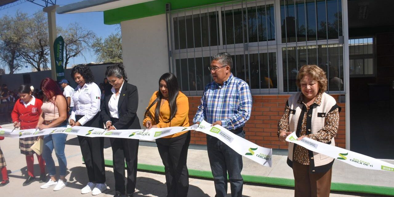 Alcalde Juan Manuel Navarro anuncia reconstrucción total de escuela primaria y entrega obras educativas en zona rural de Enrique Estrada