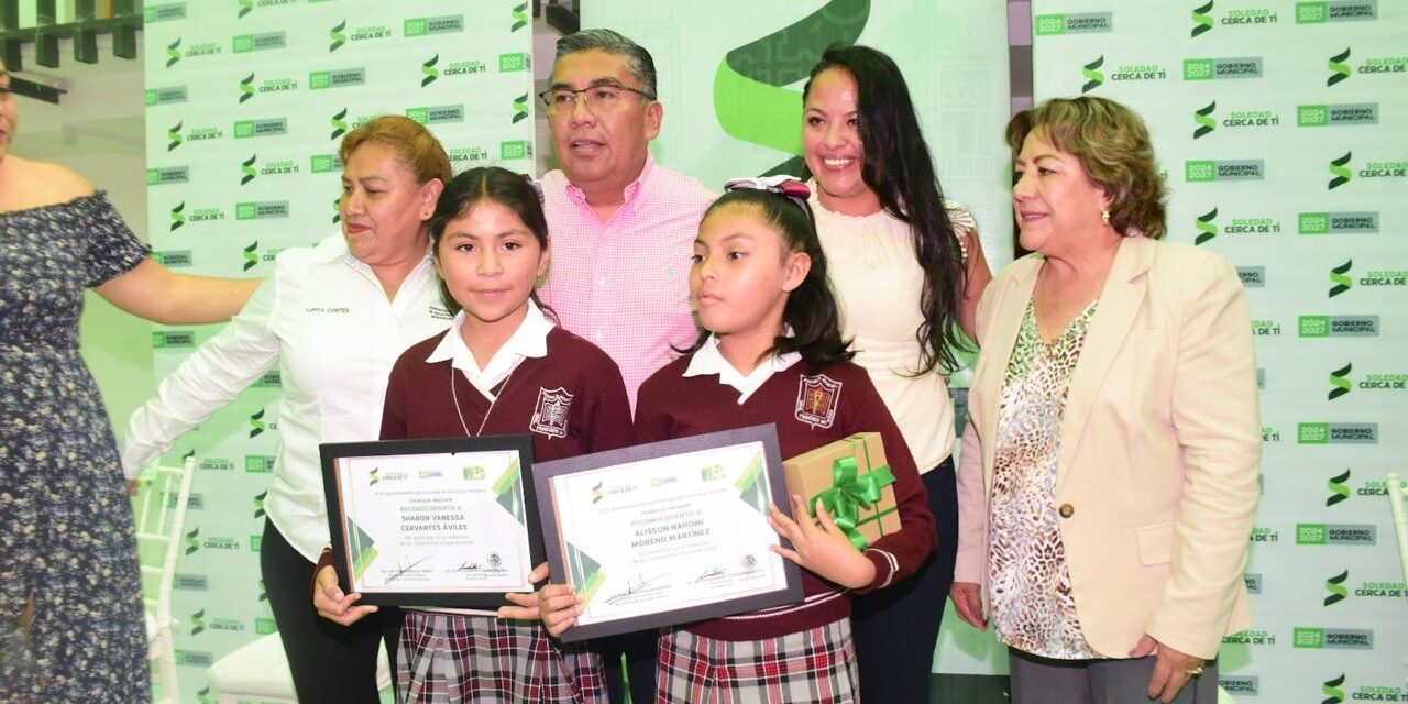 Juan Manuel Navarro reconoce creatividad de estudiantes en Concurso de Calaveritas Literarias