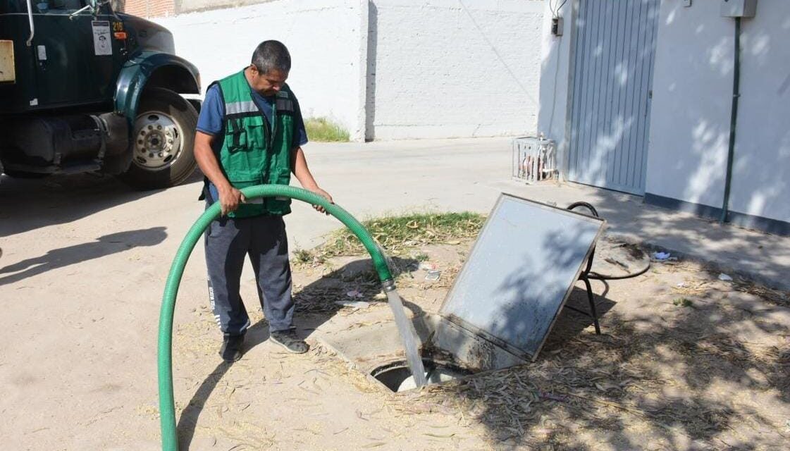 Gobierno de Soledad acerca agua potable a familias que sufren desabasto