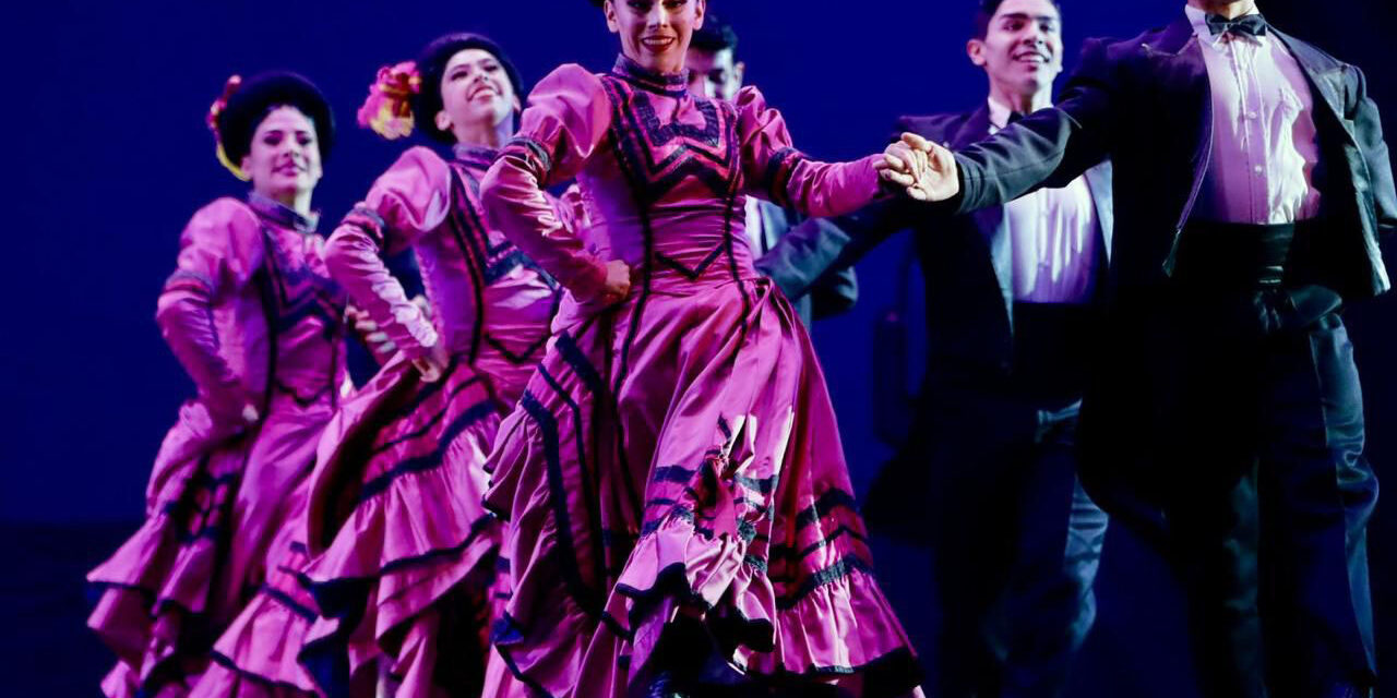 En el 432 aniversario de San Luis Capital, el Ballet Folklórico de Amalia Hernández deleitó a una repleta plaza de Fundadores