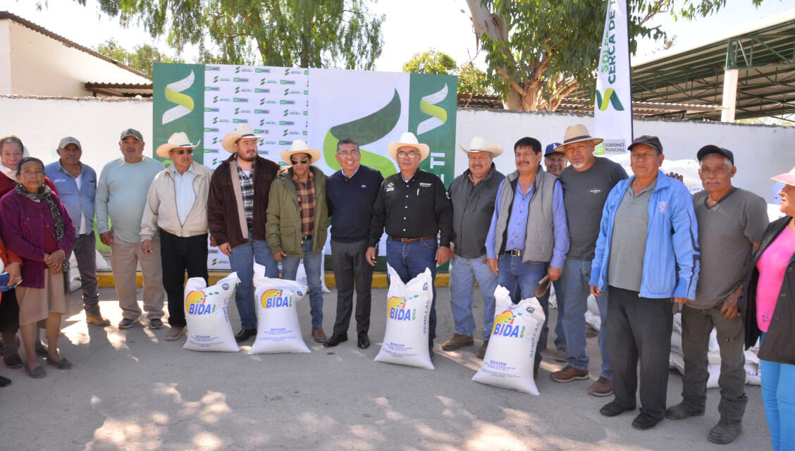 En La Tinaja, Juan Manuel Navarro inicia entrega de apoyos a productores del campo