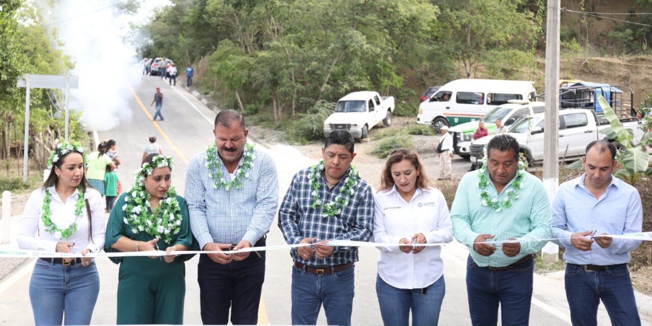Construyen más caminos en San Martín Chalchicuautla