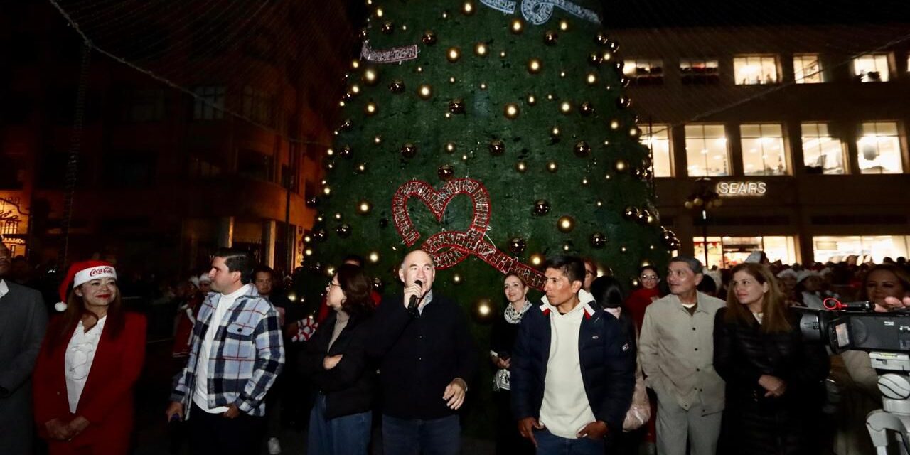 Alcalde Galindo enciende el monumental Árbol de Navidad y pone en marcha el Carrusel en el Centro Histórico