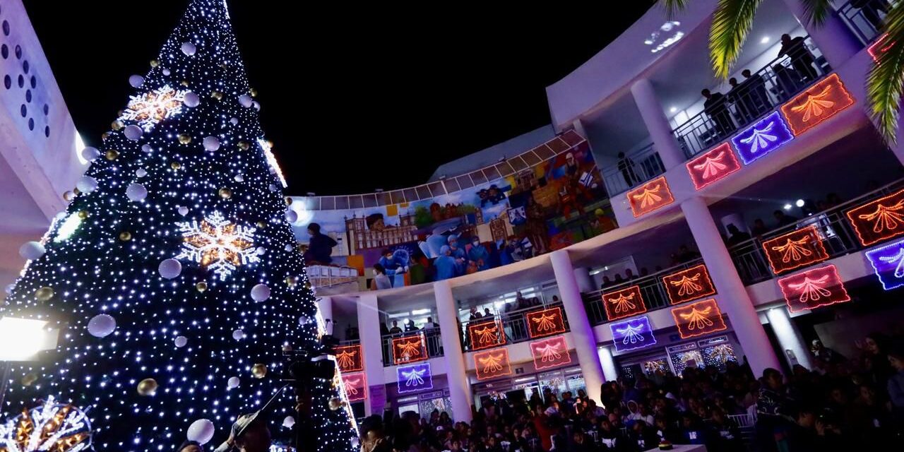 Encienden Árbol de Navidad de la UAM y reparten juguetes a niñas y niños