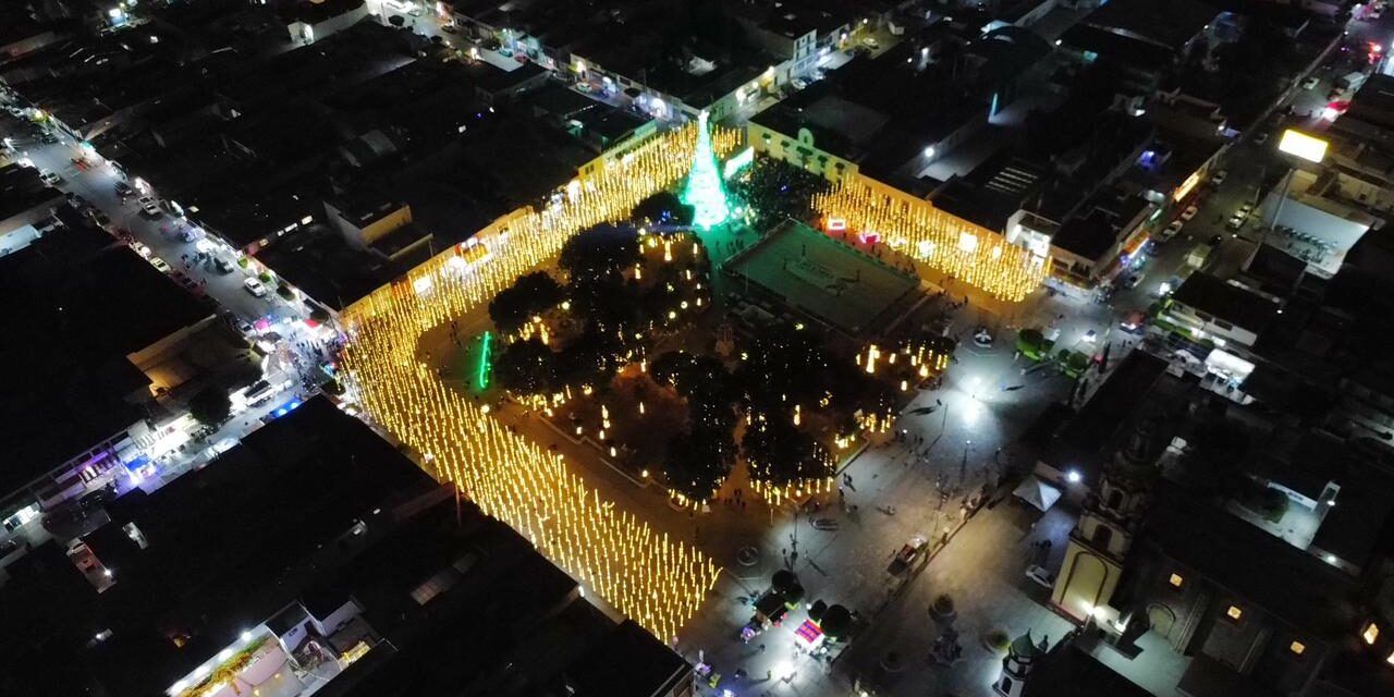 Plaza Principal de Soledad se ilumina en víspera de la navidad; alcalde enciende árbol monumental y decoración