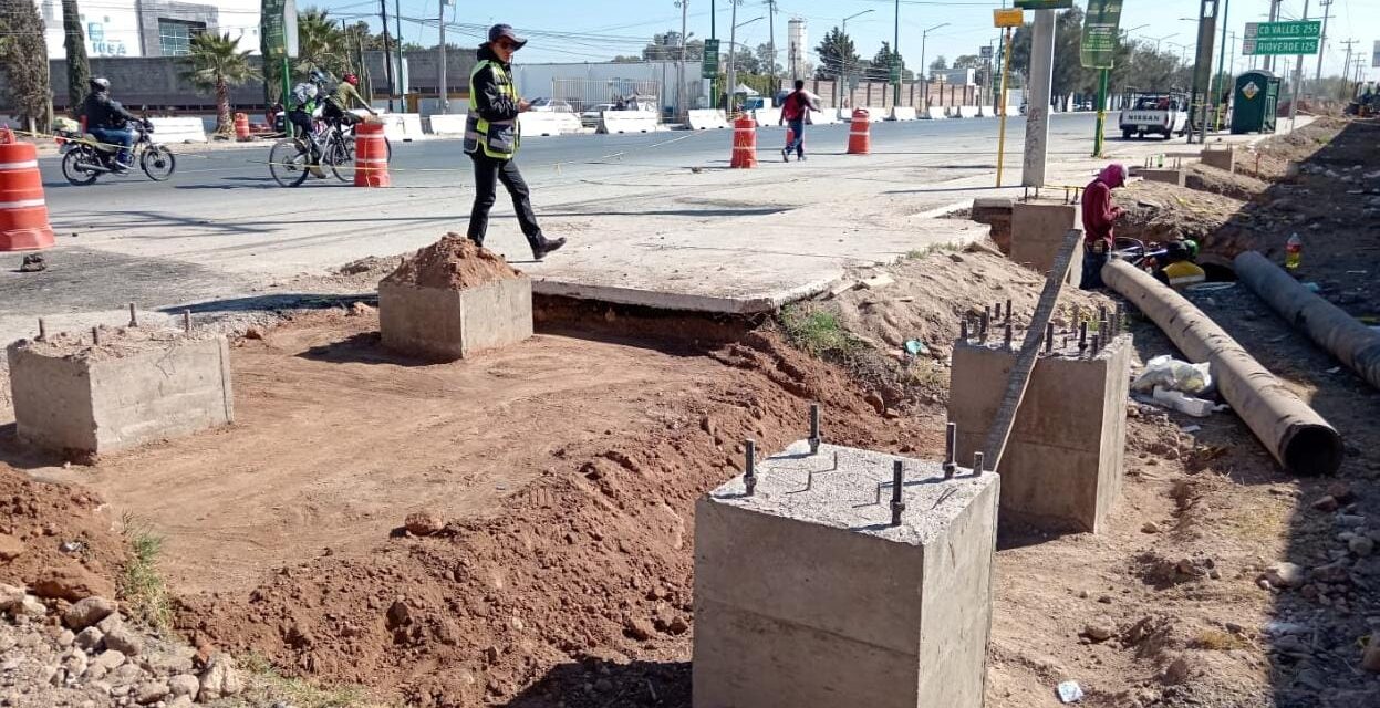 Puente peatonal en Bulevar Valle de los Fantasmas en Soledad registra progreso del 70 por ciento