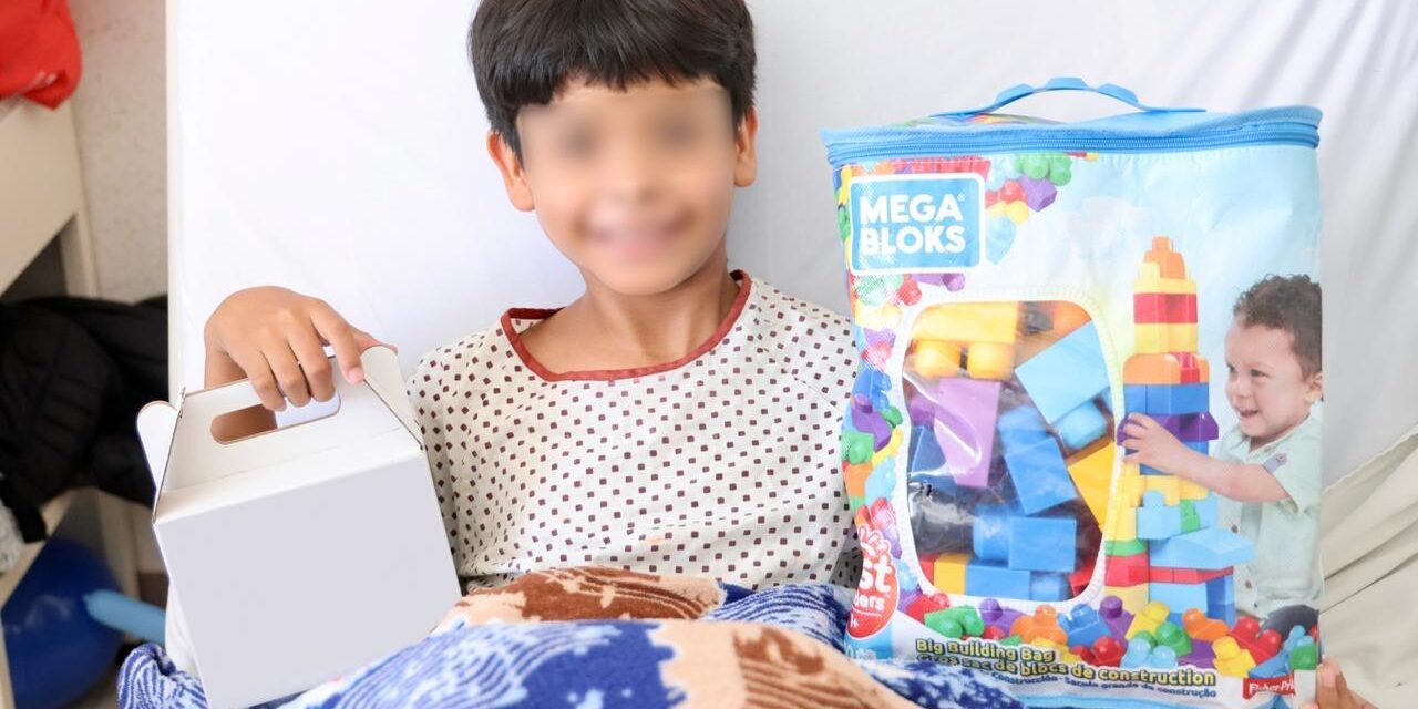Entregan juguetes a niñas y niños en el Hospital Central
