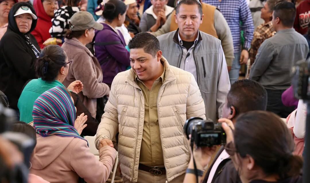 FAMILIAS RECONOCEN A RICARDO GALLARDO POR APOYOS ALIMENTARIOS Y OBRAS EN VILLA DE RAMOS