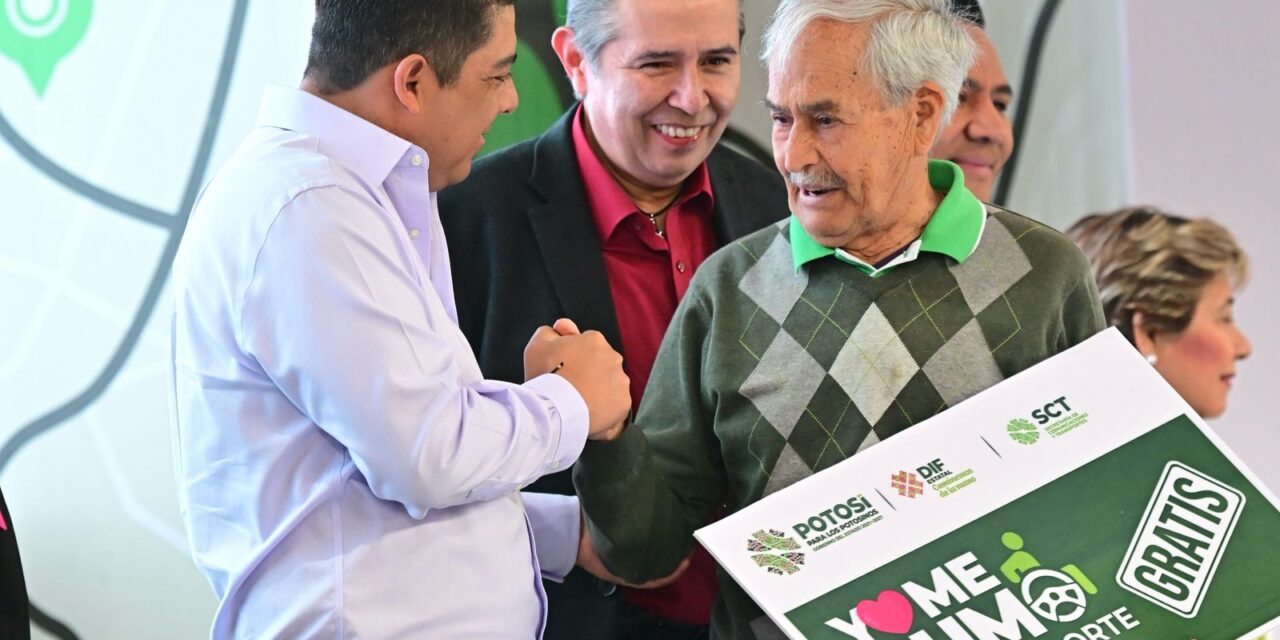 ENTREGA RICARDO GALLARDO TARJETAS DE TRANSPORTE PÚBLICO GRATUITO