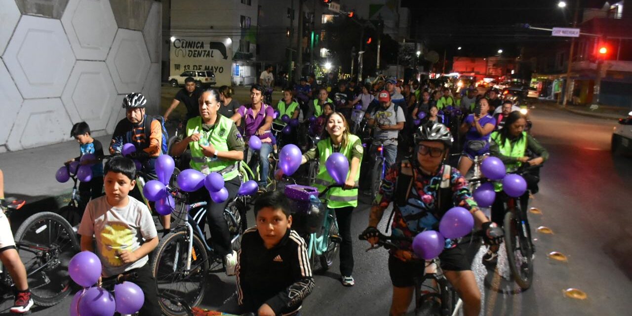 SOLEDAD PINTÓ DE MORADA LAS CALLES DURANTE RODADA NOCTURNA CONMEMORATIVA DE LA MUJER