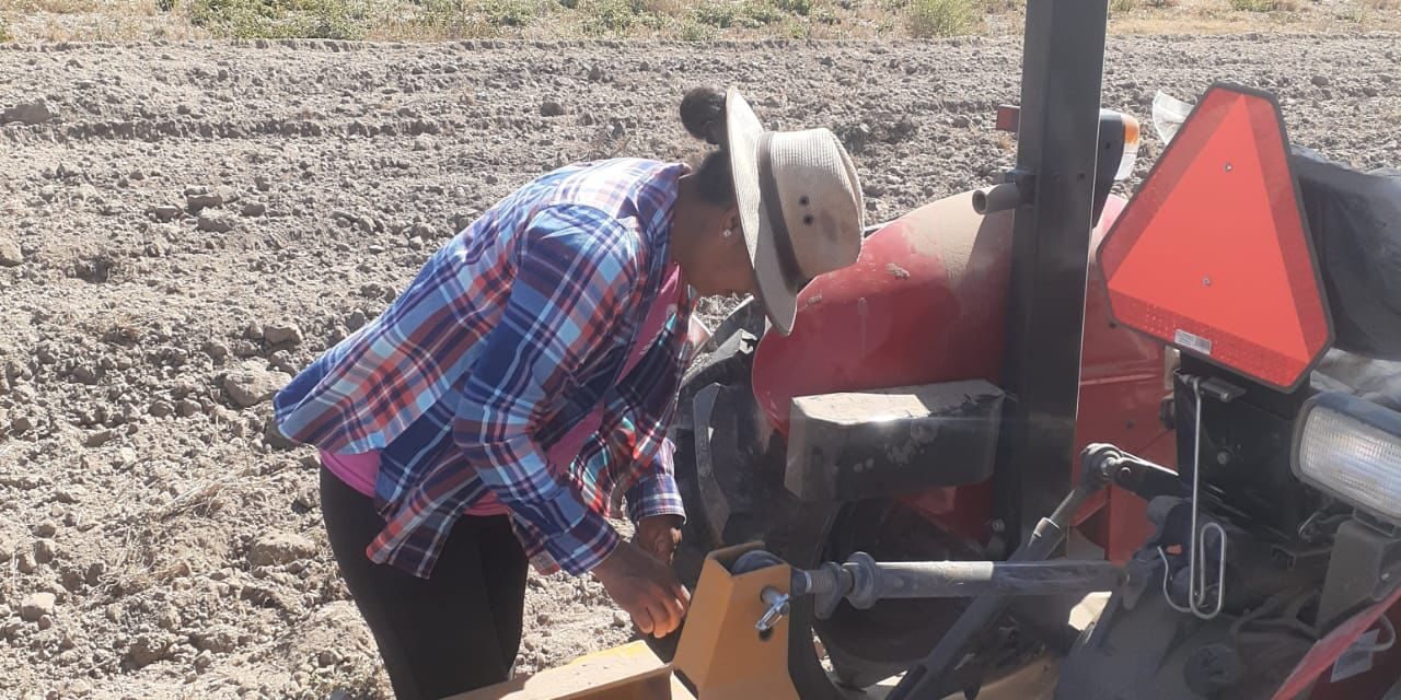 Gobierno Municipal impulsa a mujeres productoras de la Delegación Bocas, con entrega de tractor