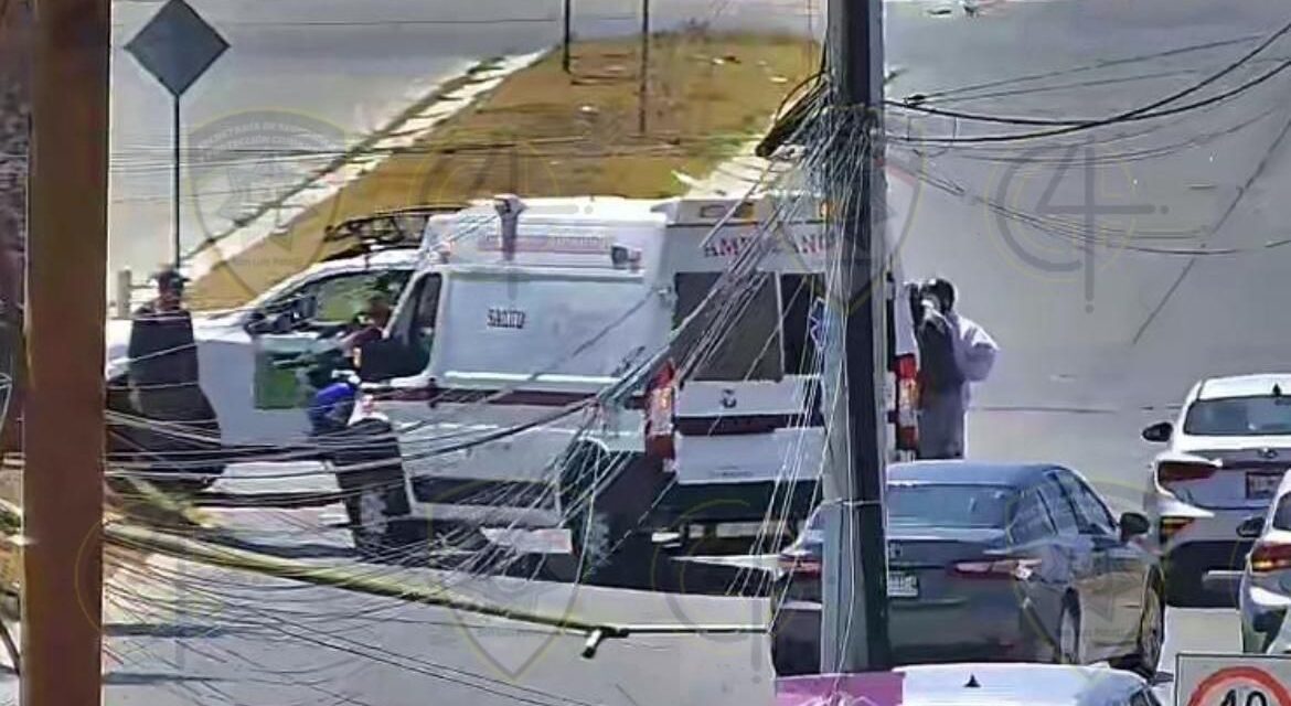 Por fuertes vientos cae poste, ocasiona lamentable deceso de motociclista