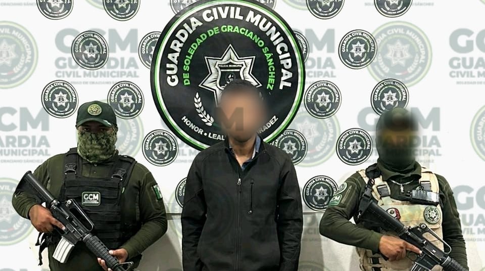 GUARDIA CIVIL DE SOLEDAD DETIENE A SUJETO POR LESIONAR Y DESPOJAR DE SUS PERTENENCIAS A TRANSEÚNTE, EN AV. DE LOS PINOS
