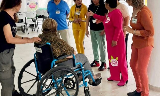 PERSONAS ADULTAS MAYORES PARTICIPAN EN TALLER DE ESTIMULACIÓN COGNITIVA