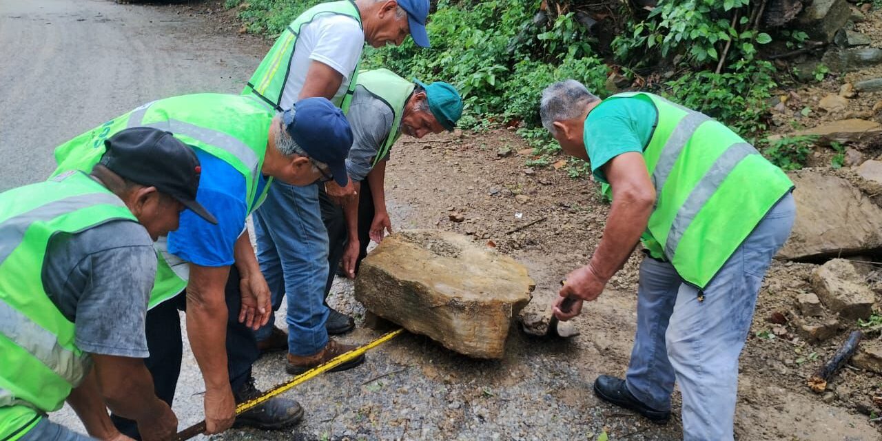 GOBIERNO ESTATAL ATIENDE CAMINOS POR LLUVIAS