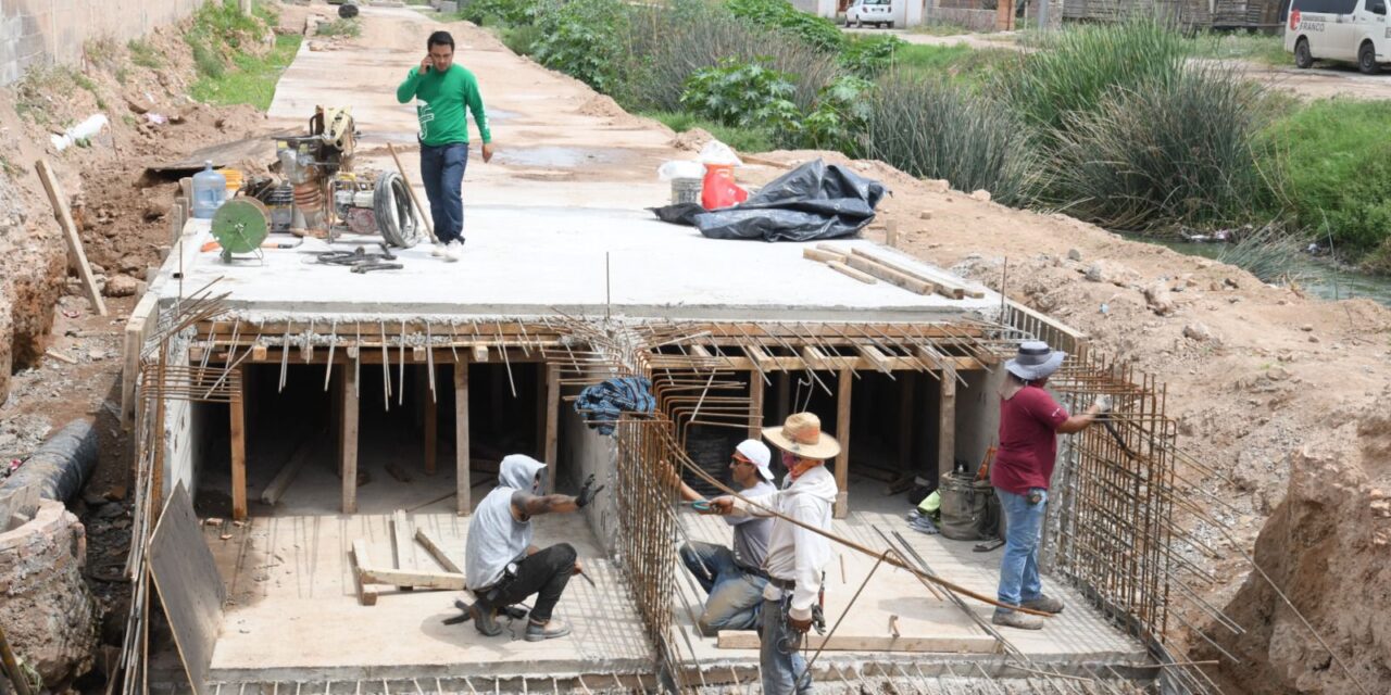 DESDE LA CALLE CRUZ COLORADA, SE CONSTRUYE COLECTOR PLUVIAL EN PRIVADAS DE LA HACIENDA