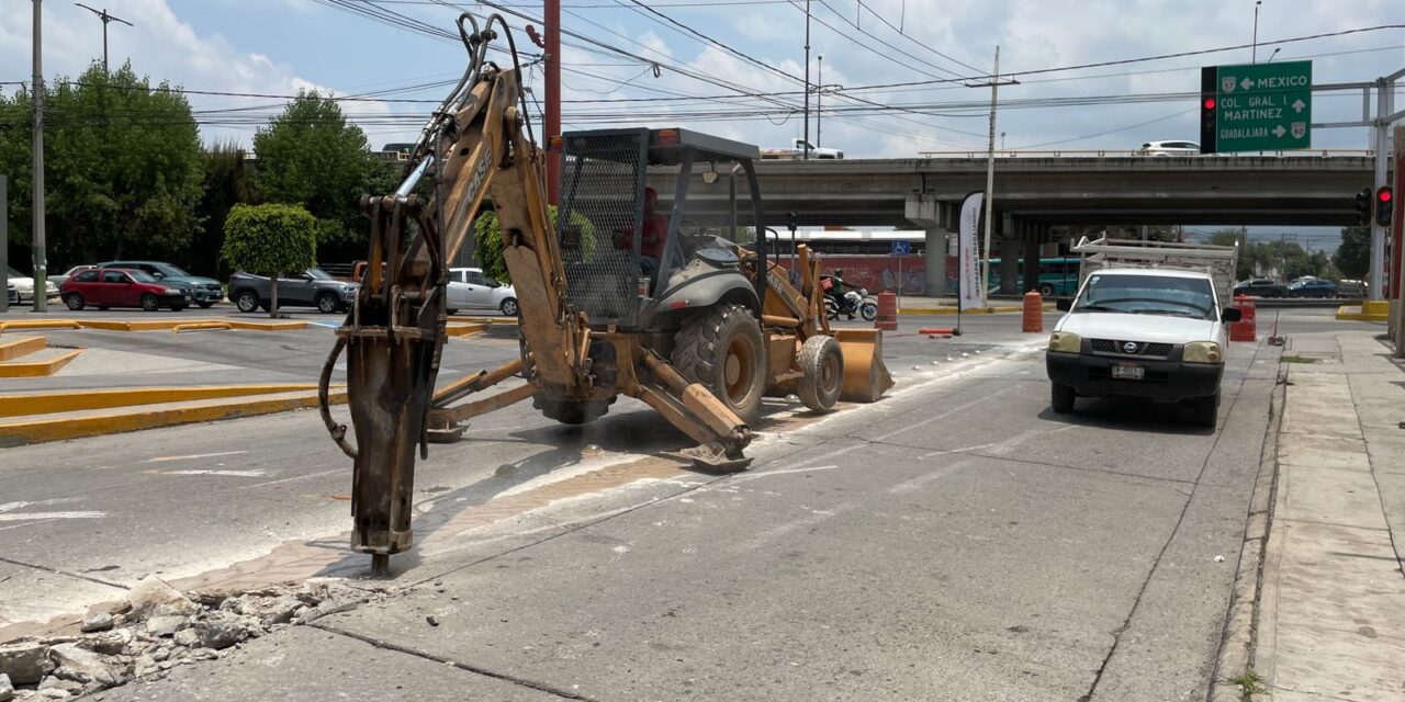 Interapas interviene calle 5 de Mayo para reparación de drenaje; hay cierre total de la arteria
