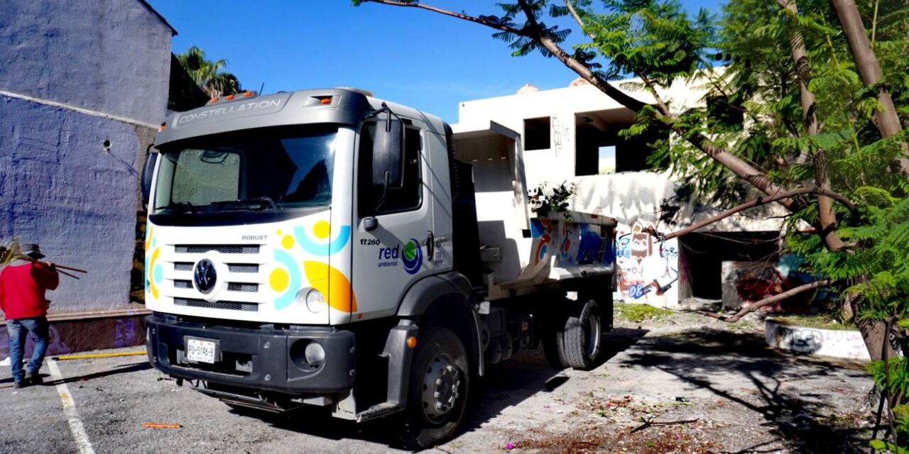 Gobierno de la Capital refuerza limpieza urbana con barredora mecánica en avenidas principales