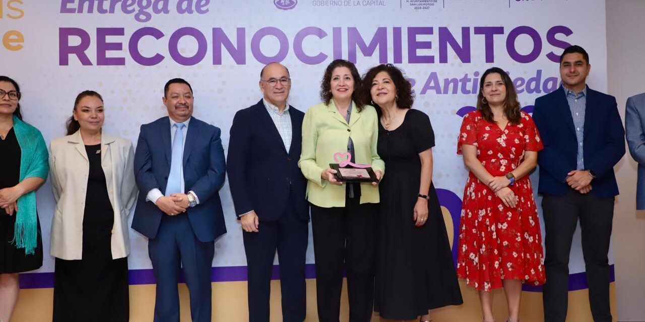 Gobierno de la Capital, comprometido con la justicia laboral, entrega reconocimientos a trabajadores