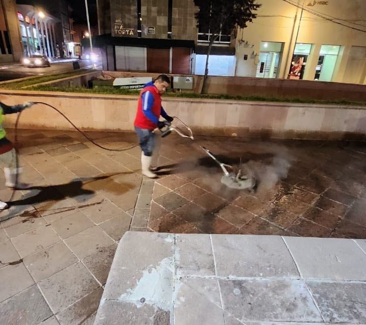 Mantiene ayuntamiento labores nocturnas de limpieza y mantenimiento urbano