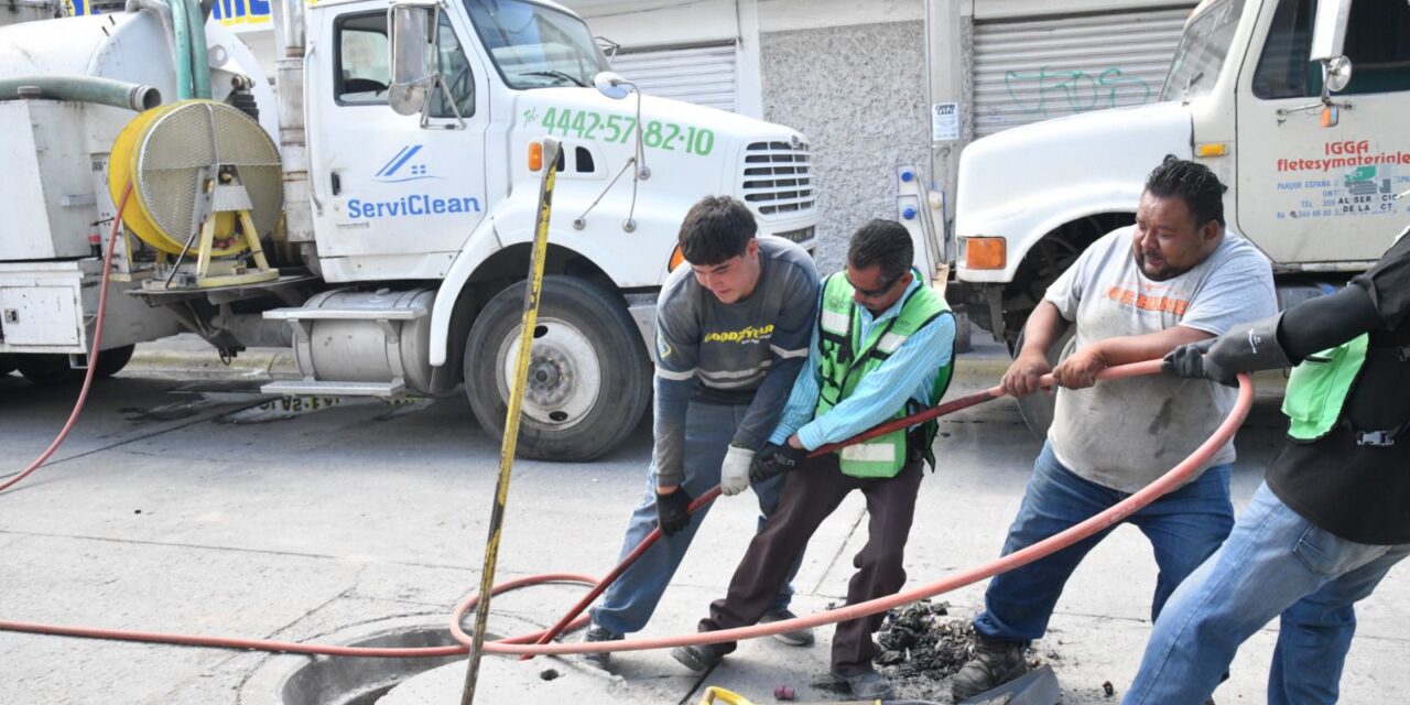 AYUNTAMIENTO DE SOLEDAD REPARA SOCAVÓN Y ATIENDE DESAZOLVE EN VILLAS DEL POTOSÍ PARA RESTABLECER DRENAJE