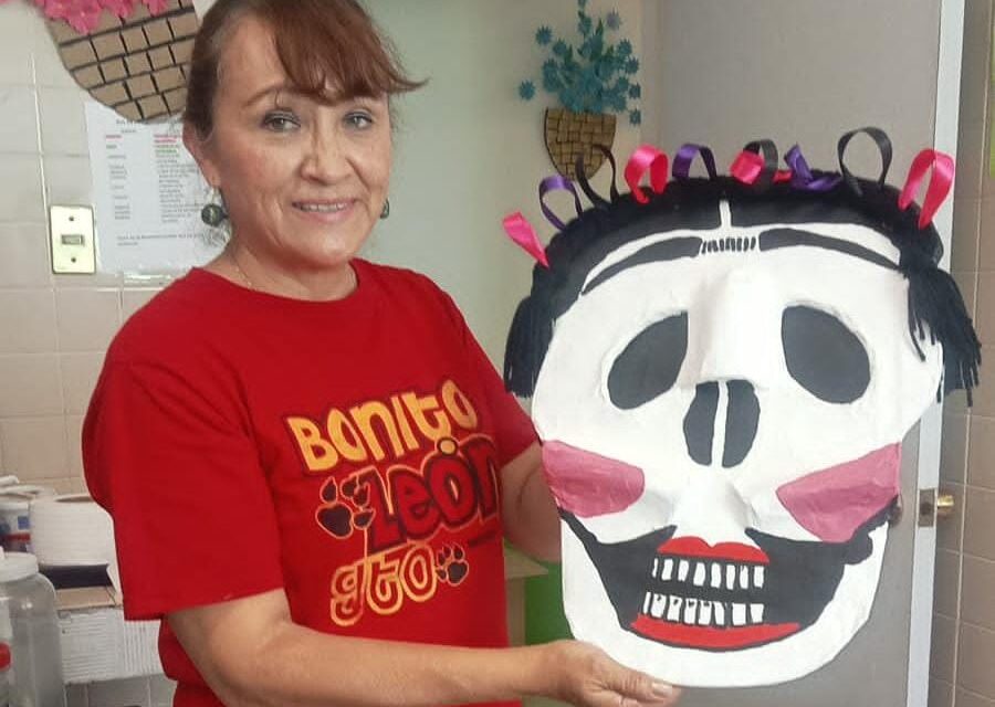 AYUNTAMIENTO DE SOLEDAD ACERCA TALLERES DE CARTONERÍA Y CORONAS ALUSIVOS A DÍA DE MUERTOS