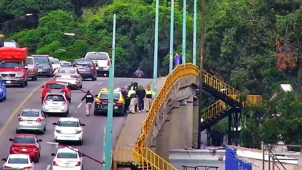 Elemento de Policía Vial evita tragedia en el puente de avenida Universidad