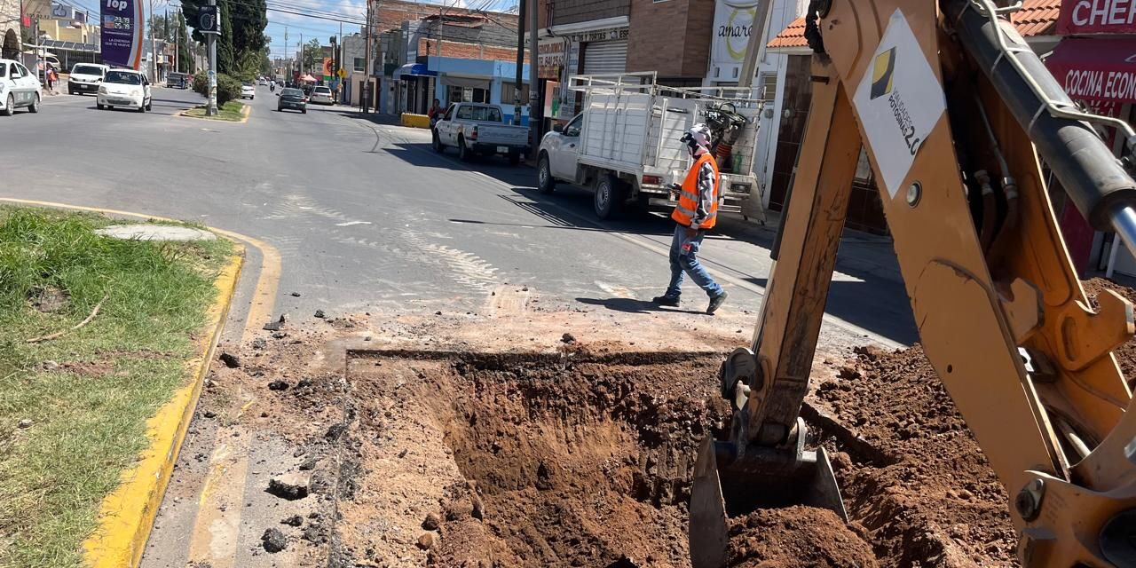 Gobierno de la Capital atiende reporte de hundimiento en avenida Morales-Saucito