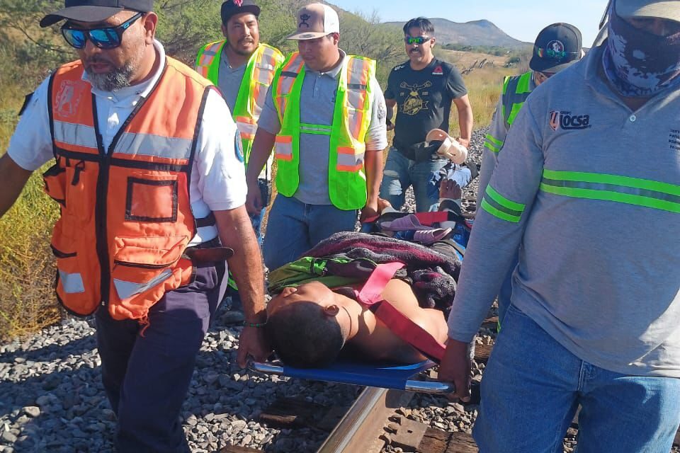 PC Municipal auxilia a joven tras caer del tren en movimiento en la Delegación de Bocas