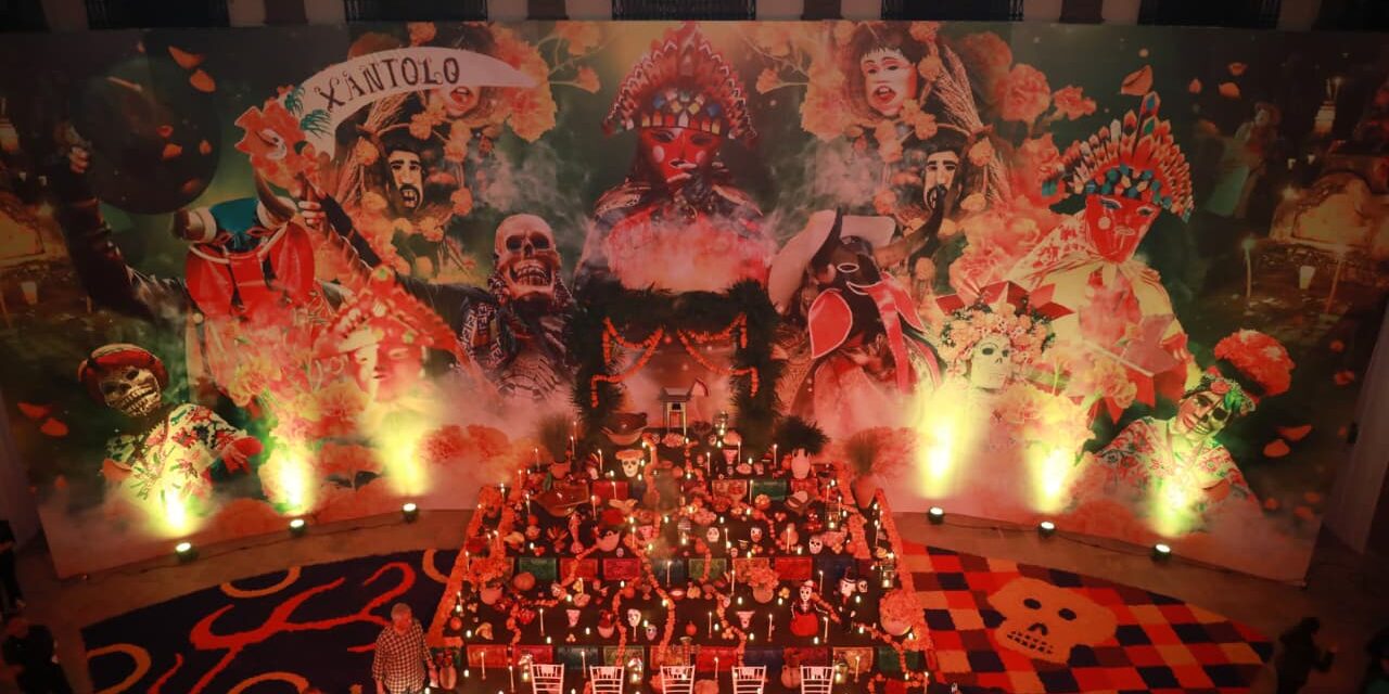 RICARDO GALLARDO INAUGURA ALTAR DE MUERTOS MONUMENTAL EN PALACIO DE GOBIERNO
