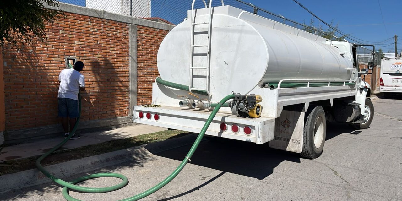 AYUNTAMIENTO DE SOLEDAD MANTIENE APOYO A ESCUELAS CON AGUA A TRAVÉS DE PIPAS